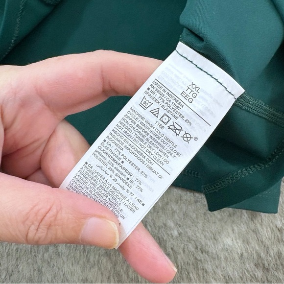 Sleeveless Half Zip Cropped Top - Picture 8 of 10